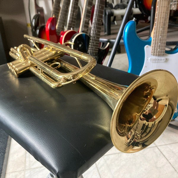 alege trompeta ieftin pentru incepatori trompeta second hand Boosey & Hawkes 400