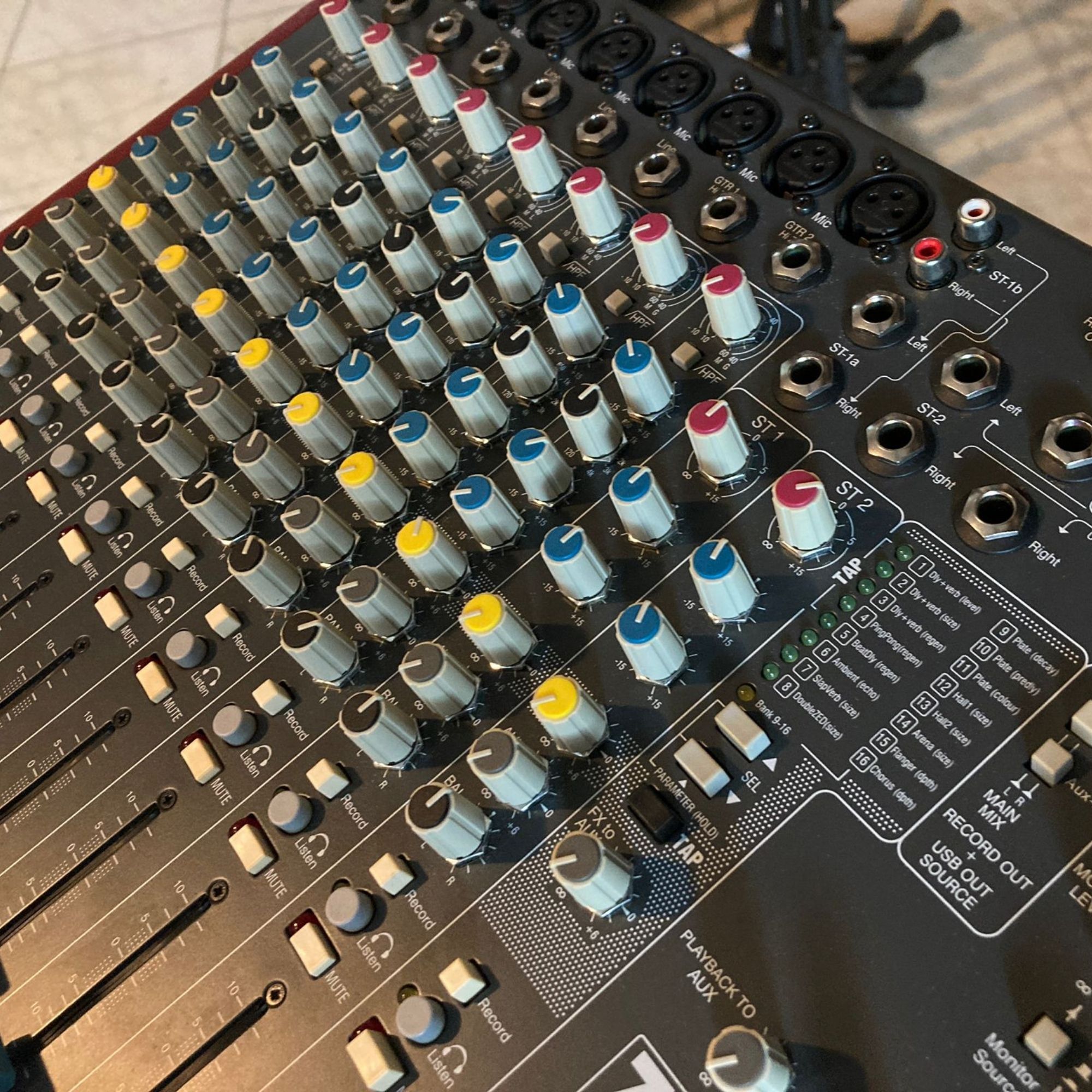 Mixer analog Allen & Heath ZED60-14FX - Second Hand cu Garanție